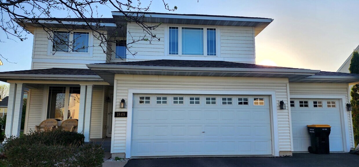 Foto principal - Beautiful 5 Bed Executive Home! Pet Friend...