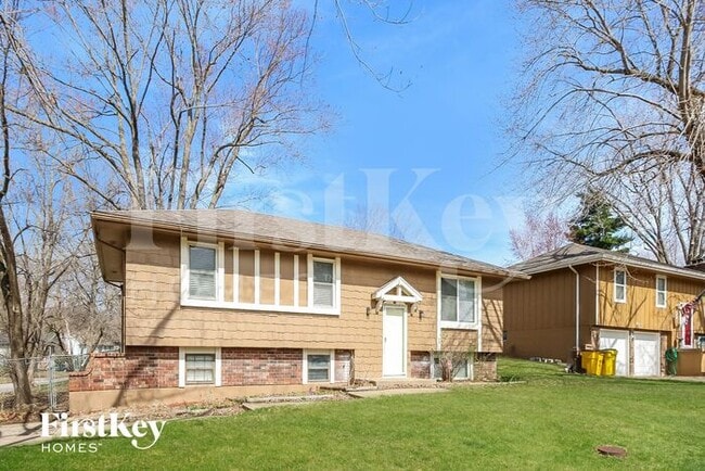 Building Photo - 301 NE Lakeview Dr