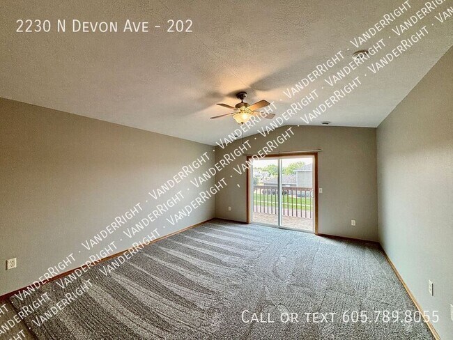 Foto del edificio - 2230 Devon Ave