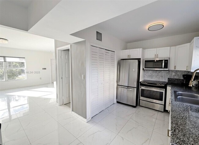 Foto del edificio - 7936 Kimberly Blvd