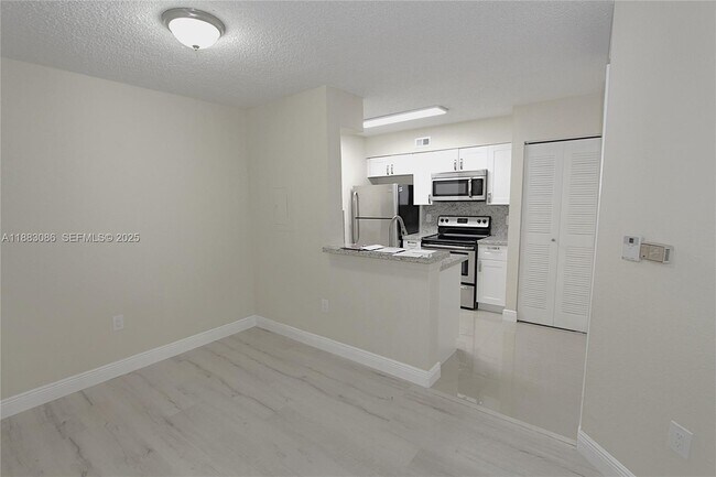 Foto del edificio - 2820 N Oakland Forest Dr