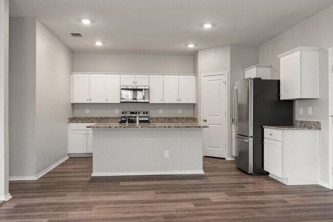 Foto del edificio - Large Open Floor Plan, Great Schools!!!