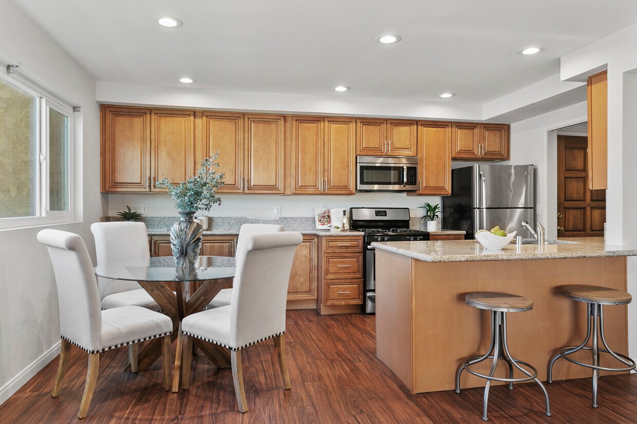 Foto principal - 6600 Warner Ave