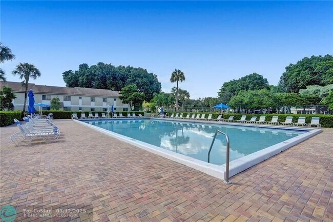 Building Photo - 717 Gardens Dr