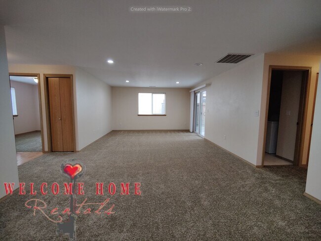 Building Photo - Great rambler WITH AIR CONDITIONING in est...