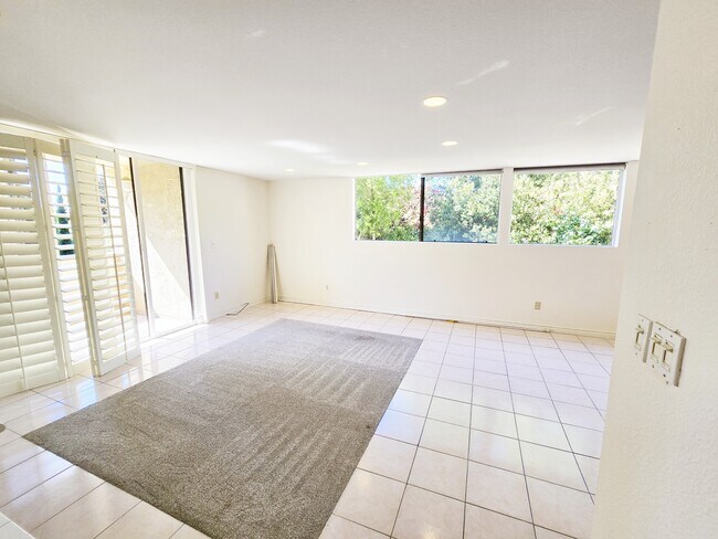 Foto del edificio - 2420 Torrey Pines Rd
