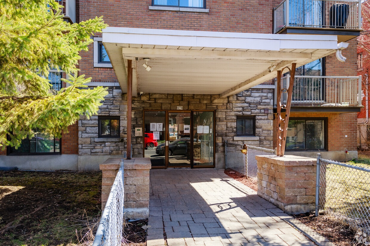 Building Photo - 3270 Rue Goyer