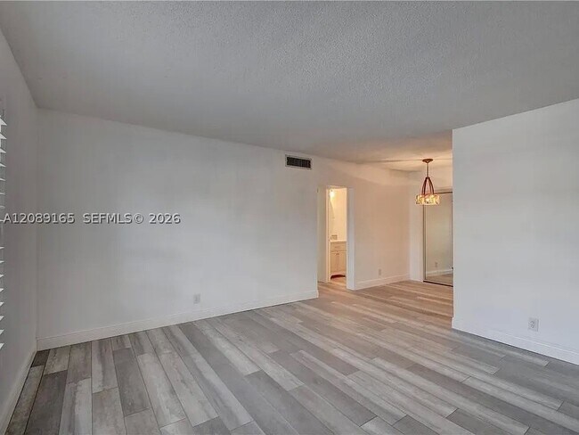 Foto del edificio - 2200 NE 66th St
