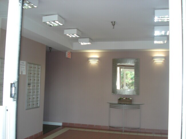 Building Photo - 501 N Barry Ave