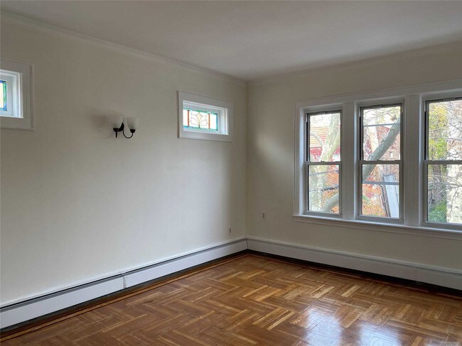 Foto del edificio - 64-44 83rd Pl