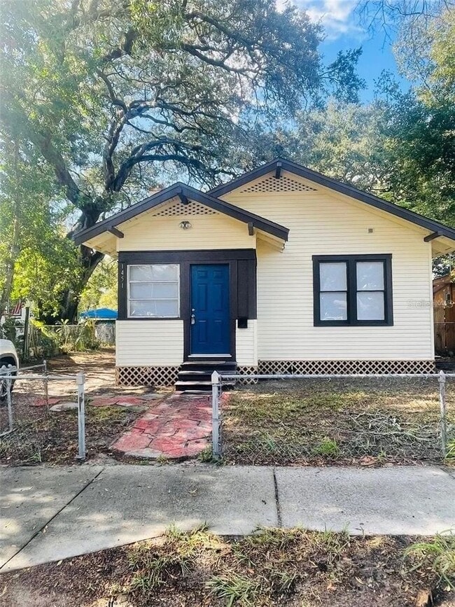 Building Photo - Lovely two bedroom one bathroom cottage