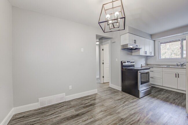 Photo du bâtiment - 3 Bed / 1 Bath in Chatham – $1,899 + Utilities/month + Parking Included