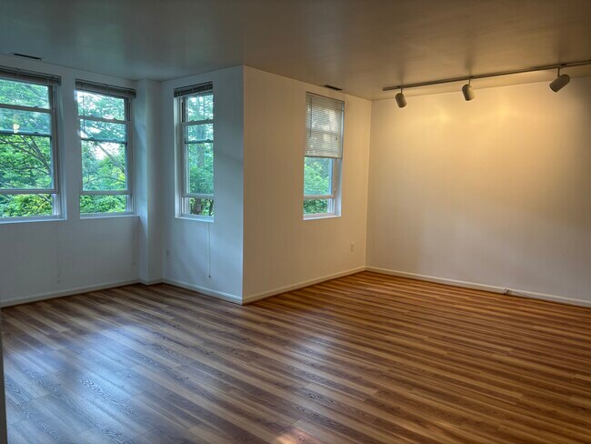 Building Photo - 218 Thorndike St