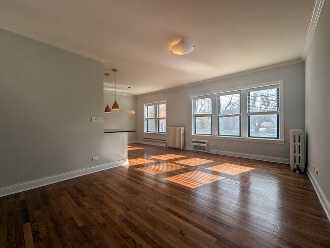 Building Photo - 722 W Addison St