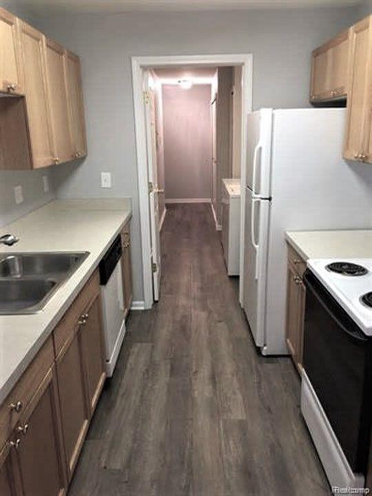 Building Photo - 5640 Pine Aires Dr