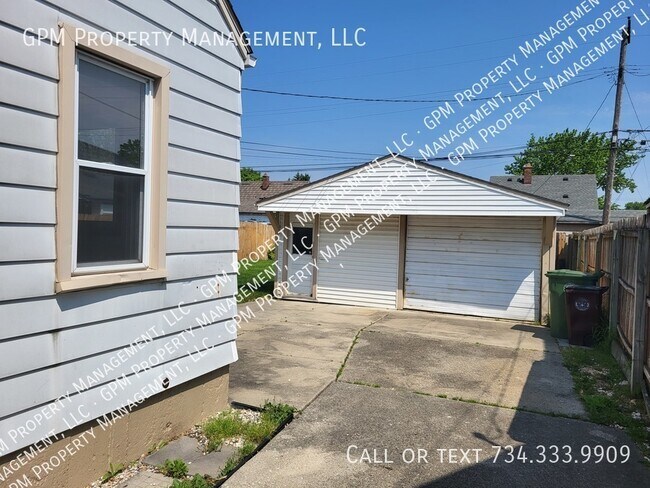 Building Photo - Southgate home for You!