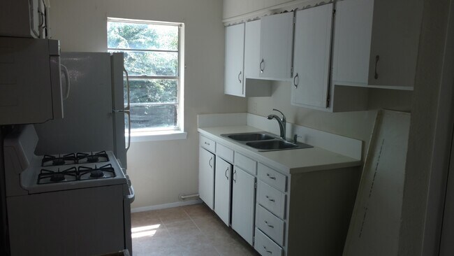 Building Photo - 3 bed 1 bath house. Available now.