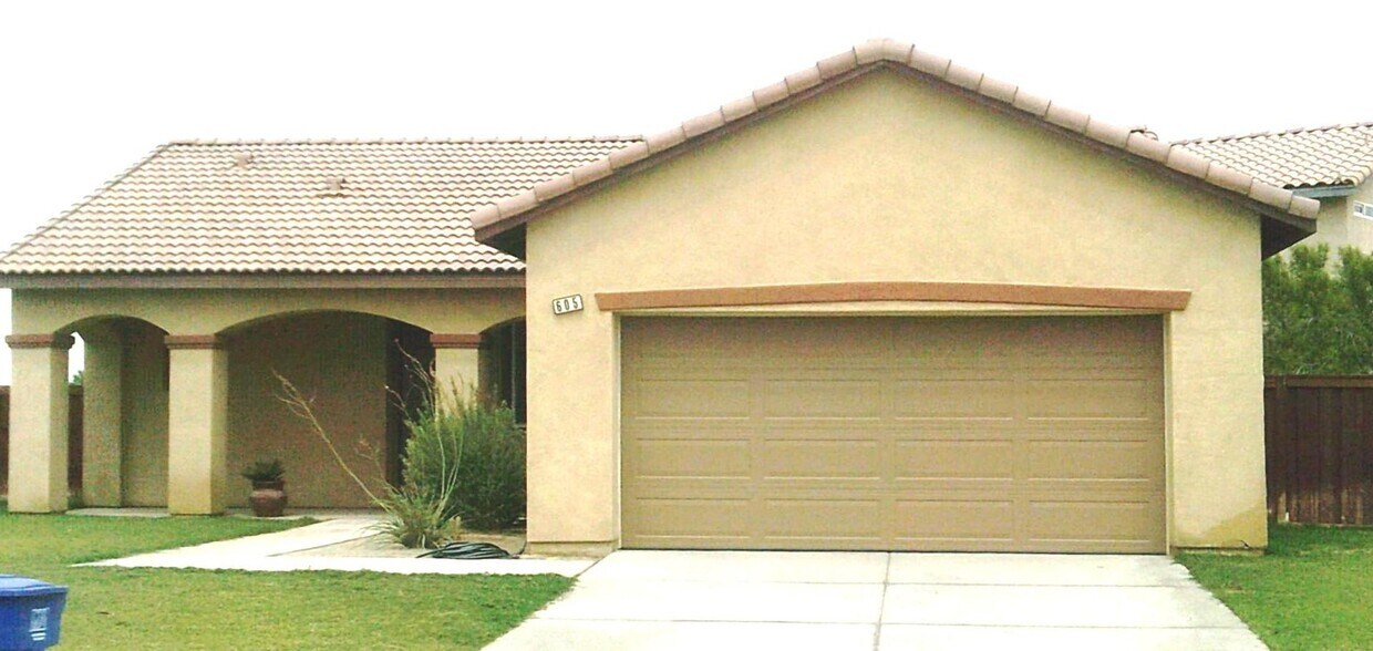 Foto principal - Charming 3 bed / 2 bath Home for Rent