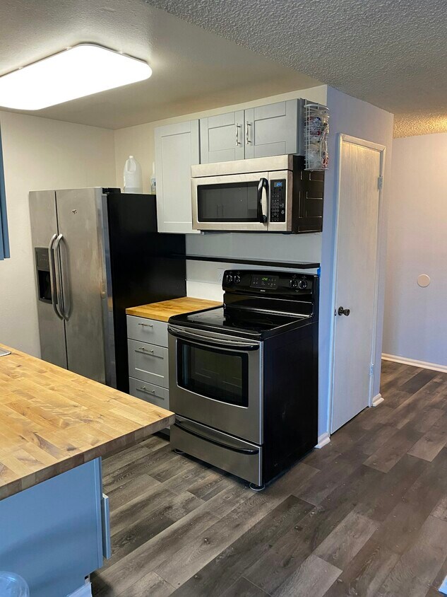 318 S 174th Pl Unit g, Burien, WA 98148 Condo for Rent in Burien, WA