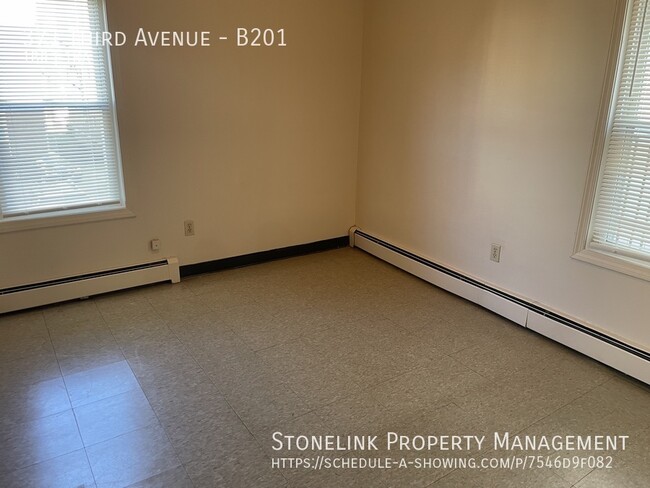 Building Photo - 371 Third Avenue