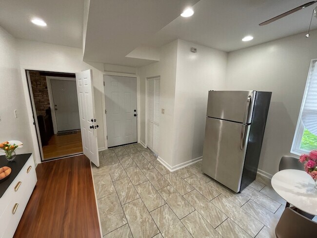 Foto del edificio - 1320 W 57th St