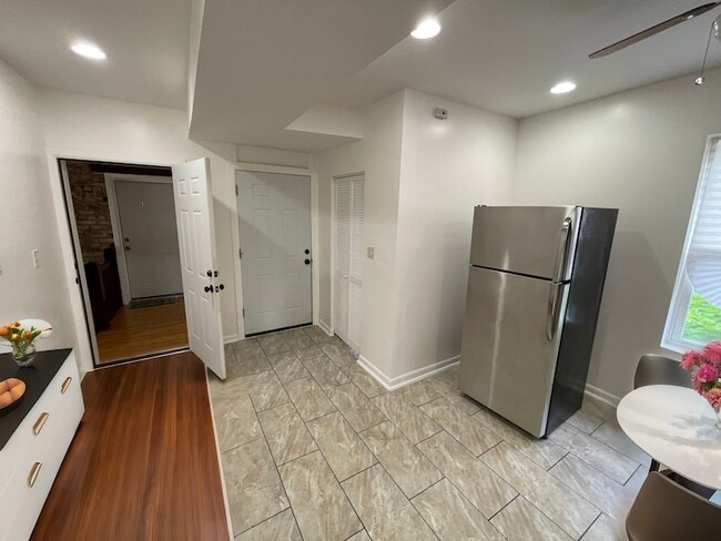 Building Photo - 1320 W 57th St