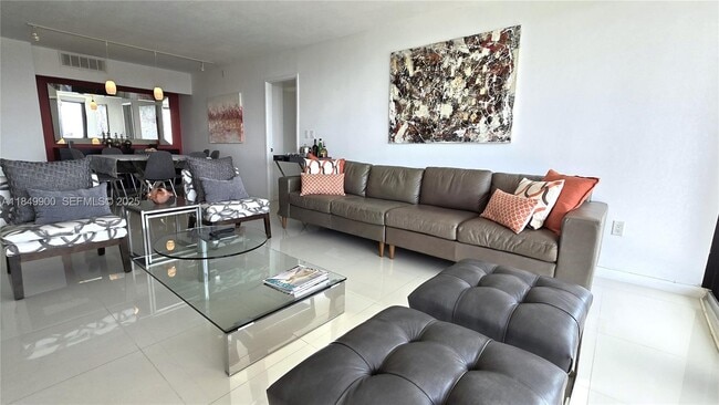 Building Photo - 3731 N Country Club Dr