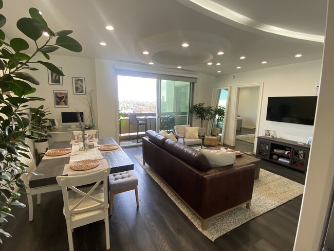Building Photo - 321 S San Vicente Blvd