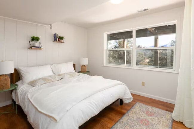 Foto del edificio - 280 Highland Meadows Dr