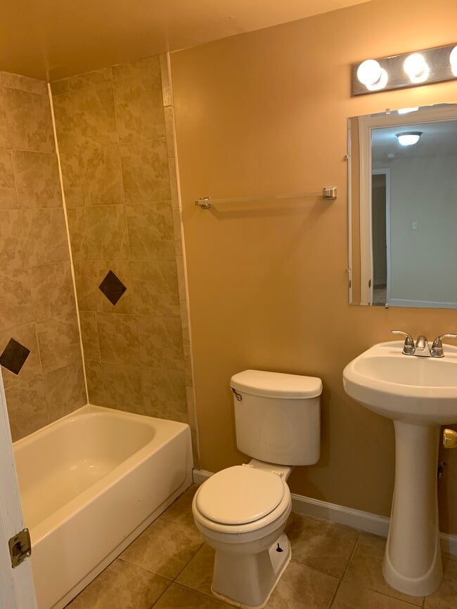 Bathroom 1 - 818 Whitelock St