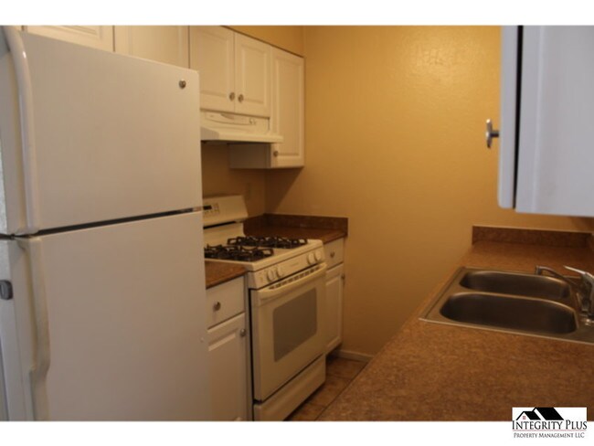 Building Photo - 2 bd, 1 ba
