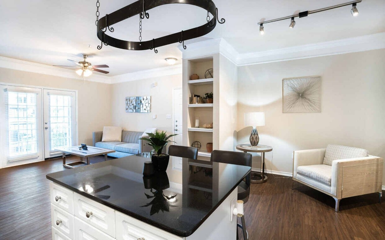 Foto principal - 4400 West University Boulevard Apt #C211, ...
