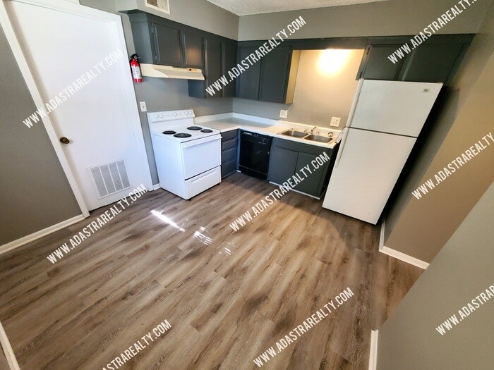 Primary Photo - 7032 Woodson Rd