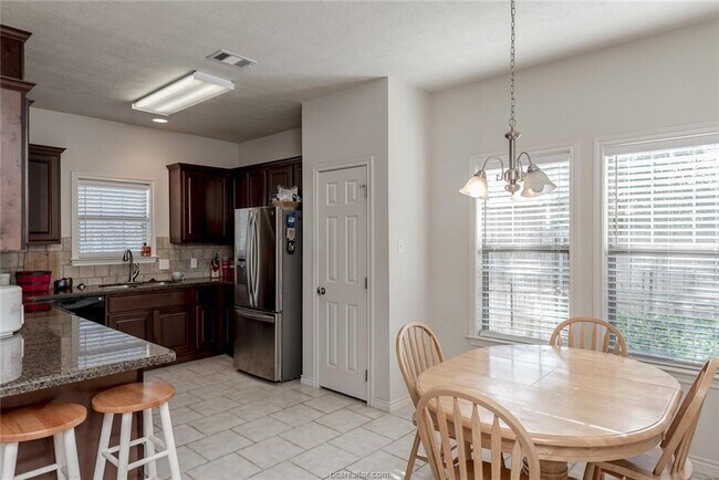 Building Photo - 1582 Woodbine Ct
