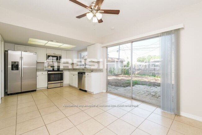 Building Photo - 2038 Los Lomas Dr