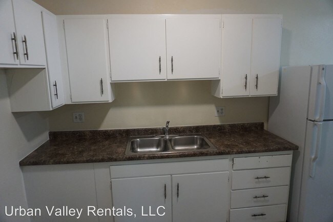 Building Photo - 1601 Ivy Cir