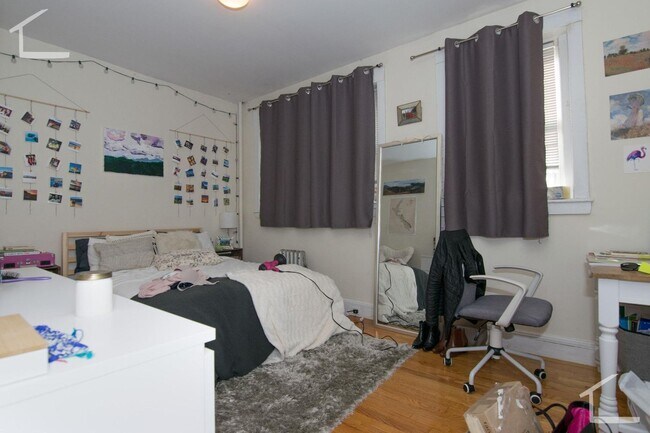 Building Photo - Unique Brookline 4 Bed. Just Steps from BU Central. Unique.