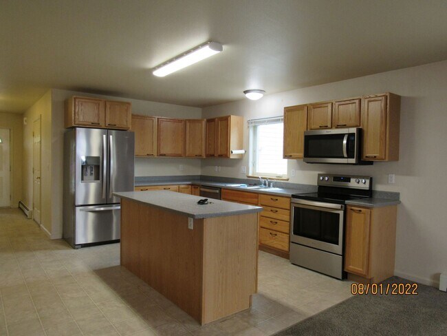 Building Photo - 4 br, 2.5 bath House - 1362 D St