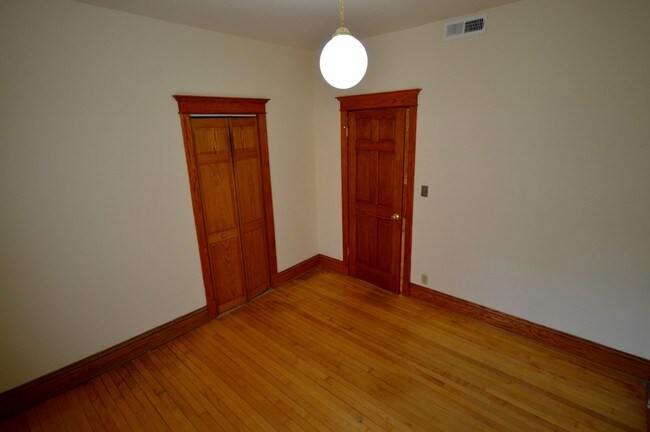 Building Photo - 848 W Waveland Ave