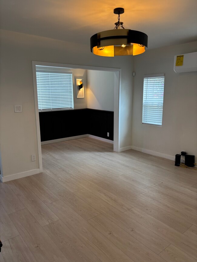 Dining area - 2206 W 75th St