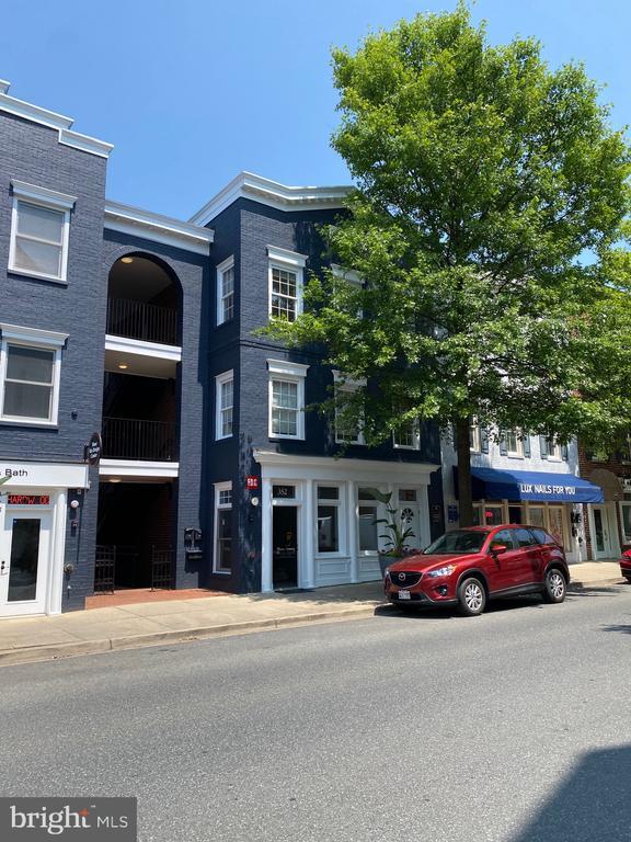 Building Photo - 352 Main St