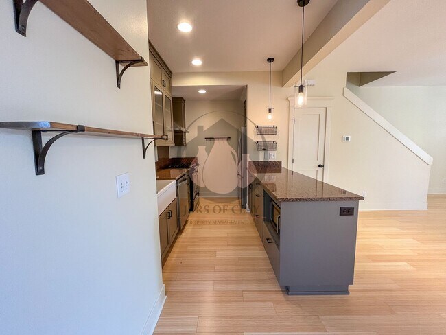 Building Photo - Gorgeous Monmouth Townhome