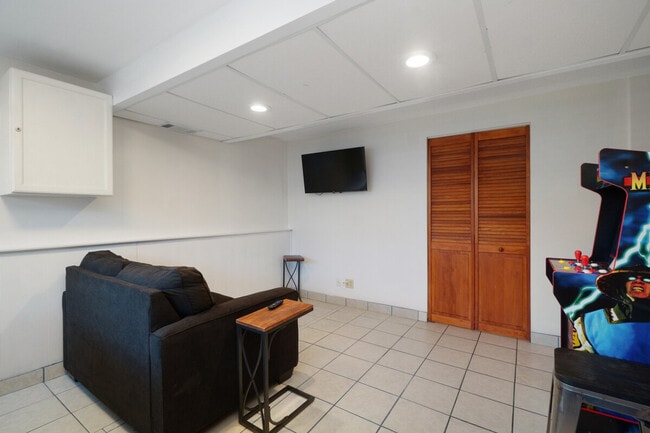 Building Photo - 4438 Balmoral Dr