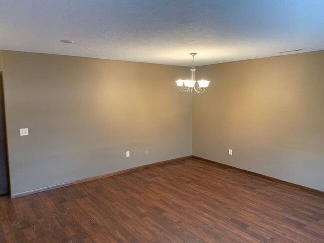 Building Photo - Cozy 2 Bedroom Condo