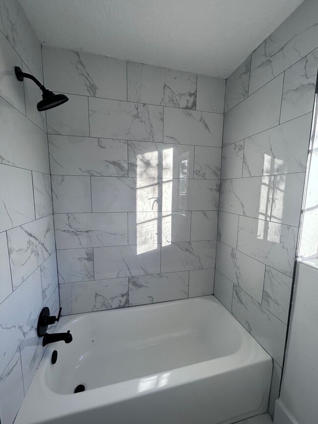 Building Photo - Charming 2/1 recently renovated! Available...