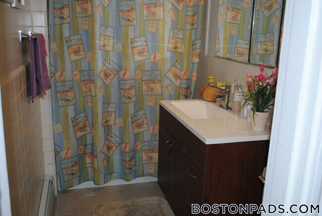 Building Photo - 61 Park Dr