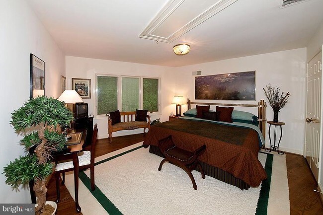 Foto del edificio - 4515 Foxhall Cres NW
