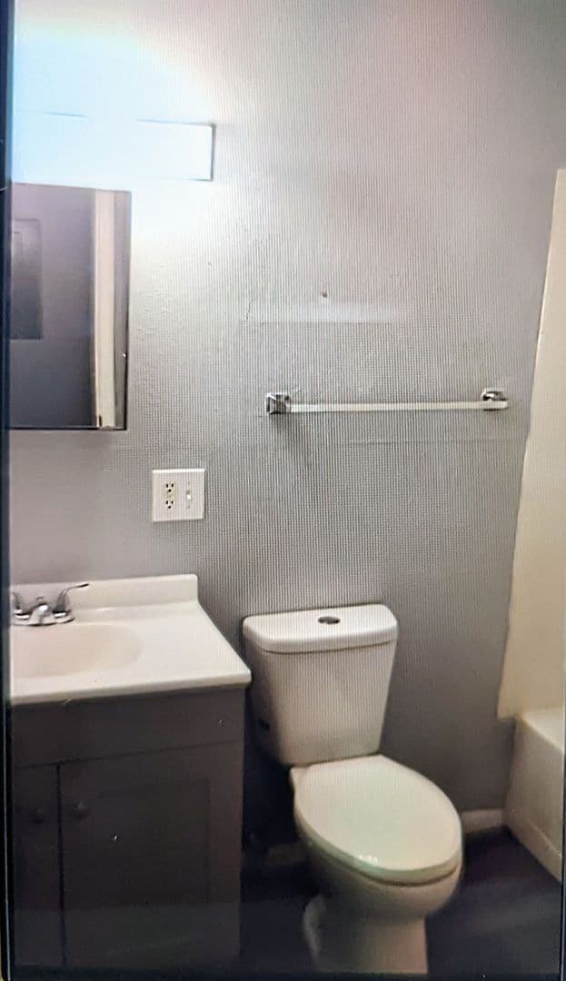 Building Photo - Upstairs 1 Bedroom Apartment