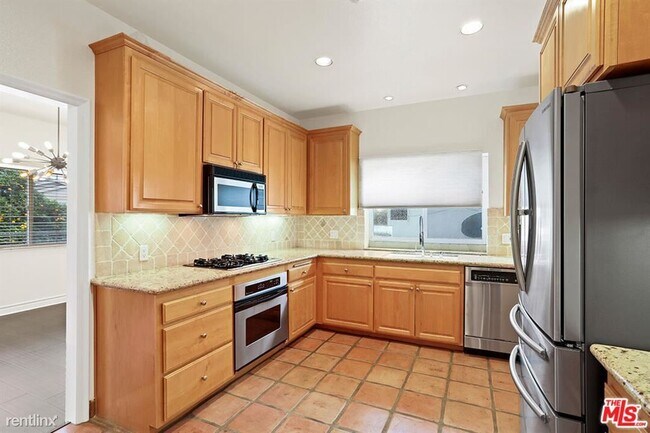 Building Photo - 2 br, 2 bath Condo - 640 N Sweetzer Ave Apt 9