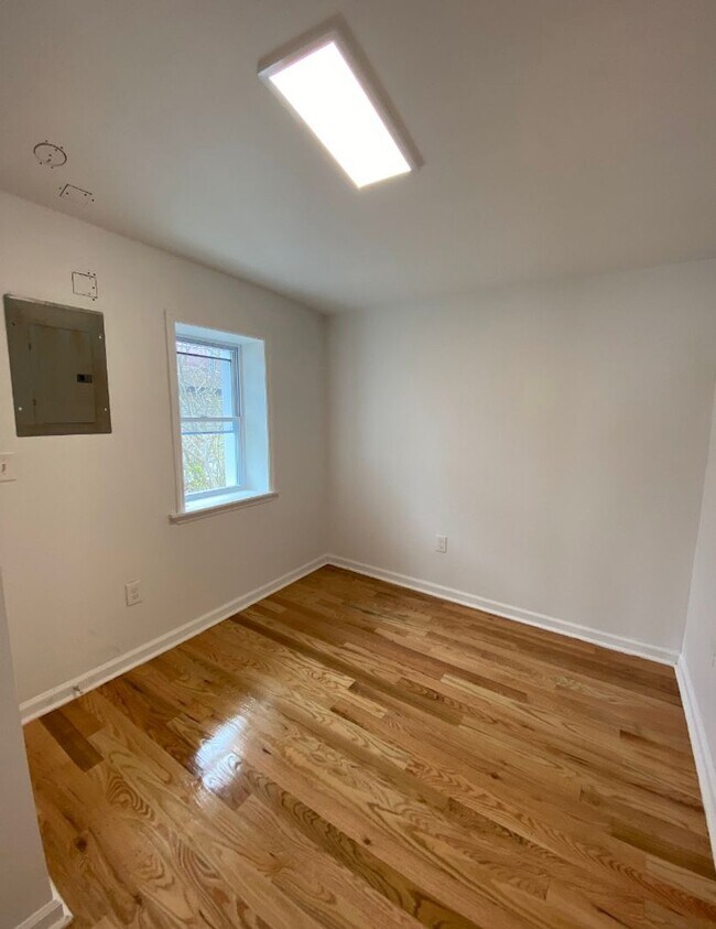 Foto del edificio - 425 Drummond Ave